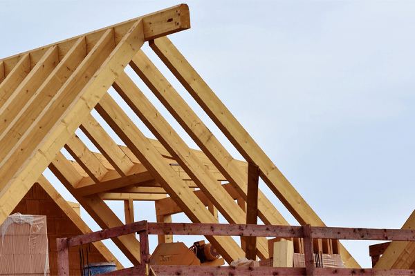 Photographie d'une maison en bois en construction