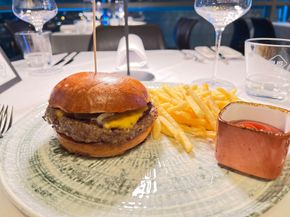 Cheeseburger – Rindfleisch, Käse, Zwiebel, BBQ Sauce
