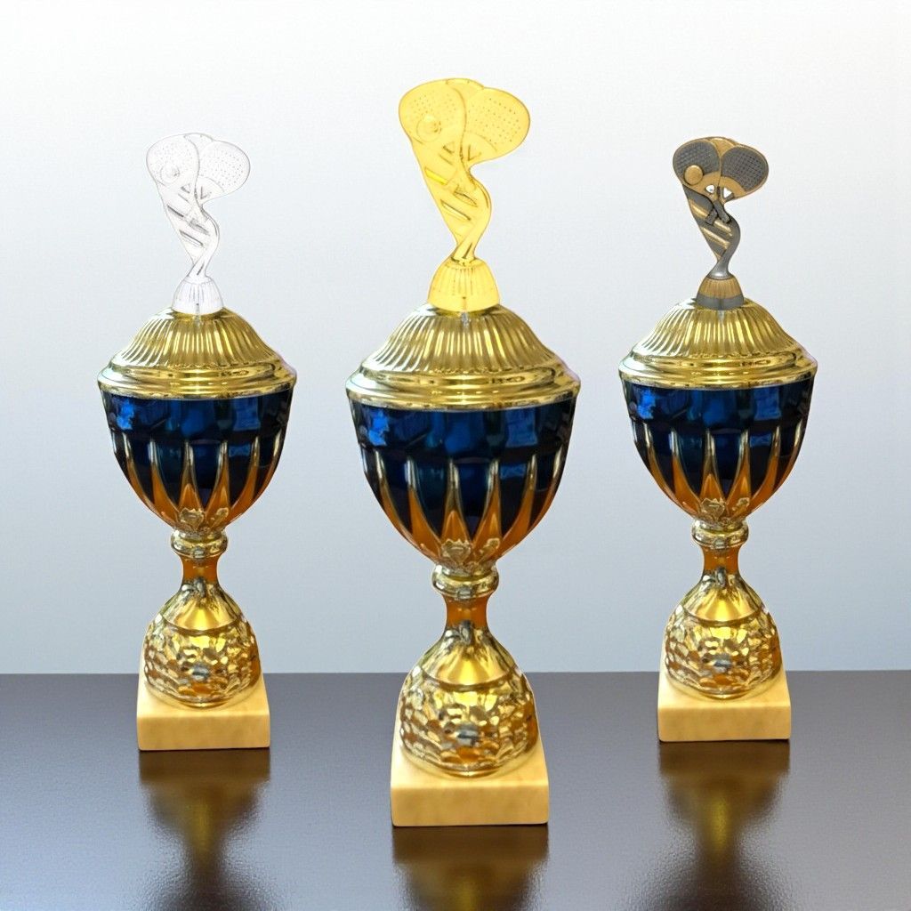 Pokal mit Deckel und Schraubfigur