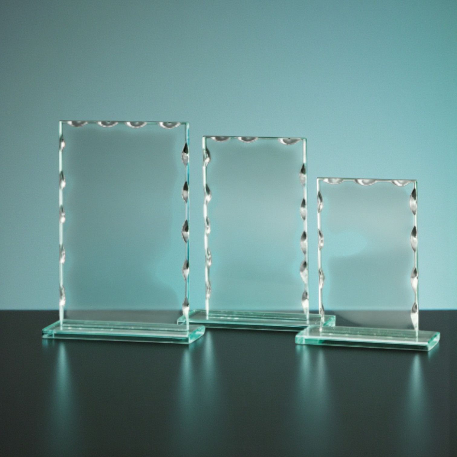 Glastrophäe mit Wellenschliff