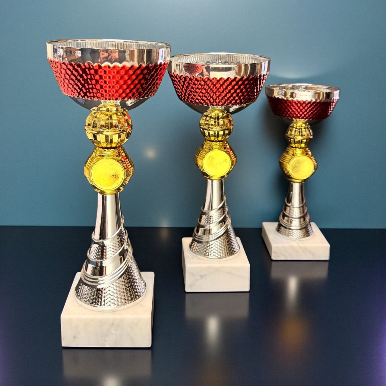 „Gold/Rot, Silber farbener Pokal mit emblemträger und marmorsockel