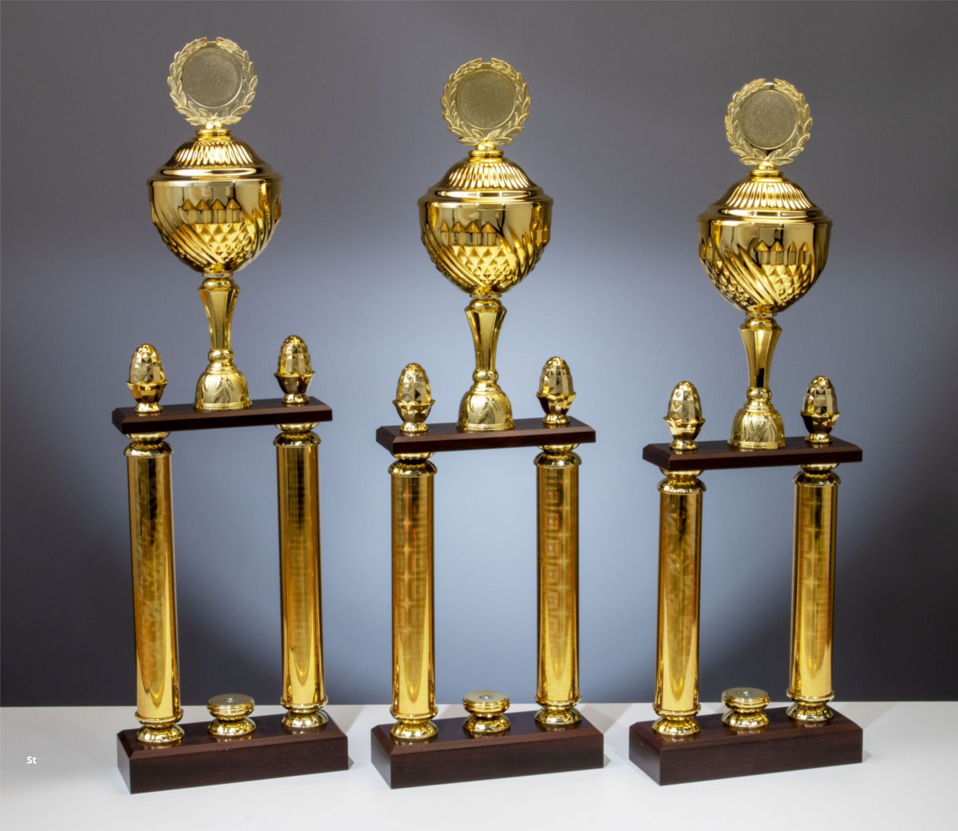 Säulenpokal mit Deckel und Kranz