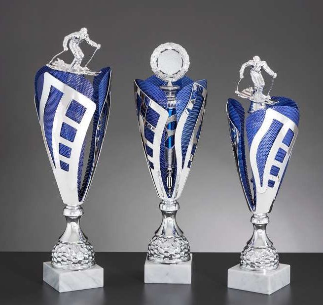 Metallcup mit Kranz oder Figur