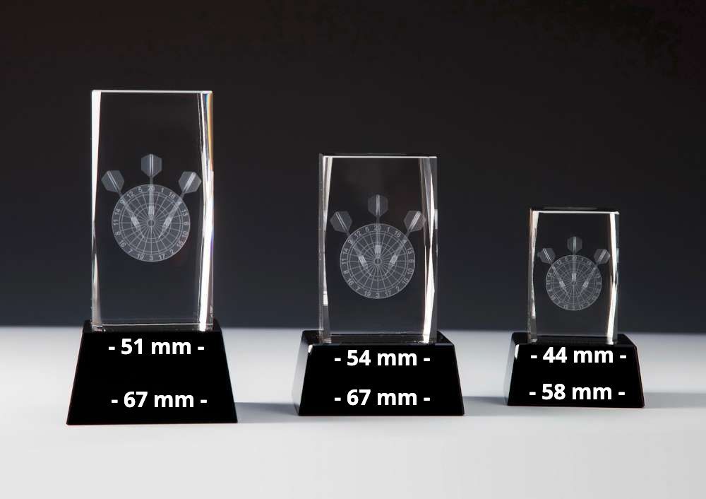 3d Glasblock Darts auf schwarzem Sockel
