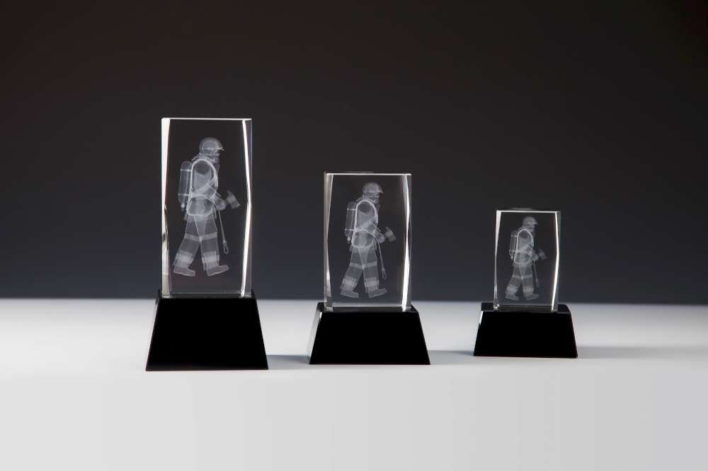 3d Glasblock Feuerwehr auf schwarzem Sockel