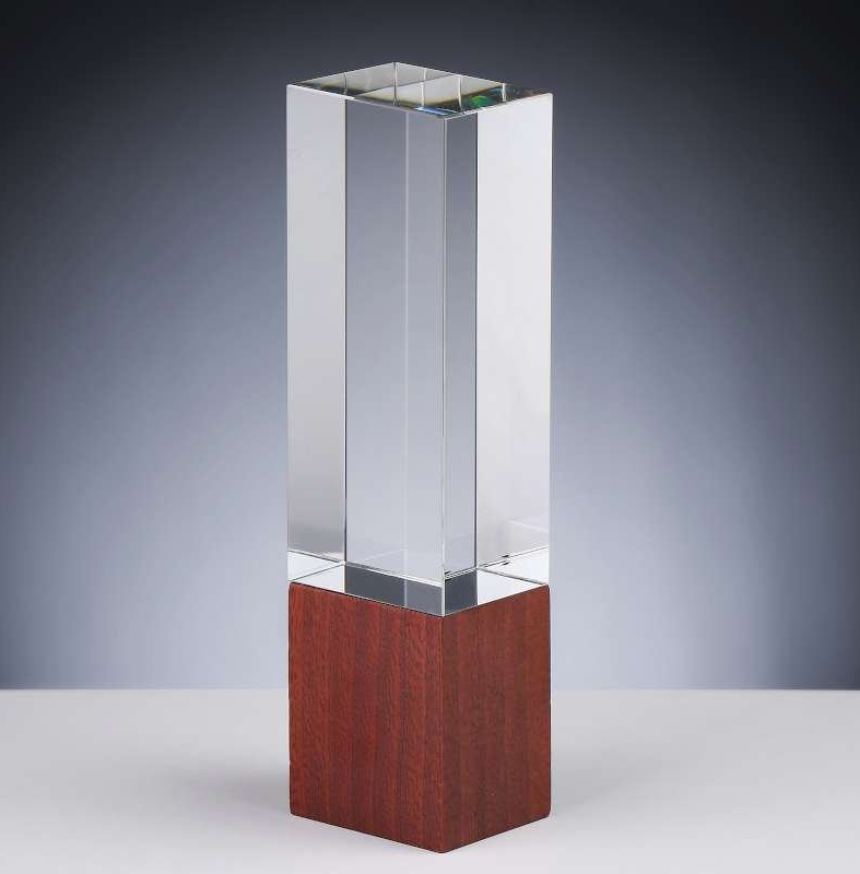 Glasaward auf Holzsockel