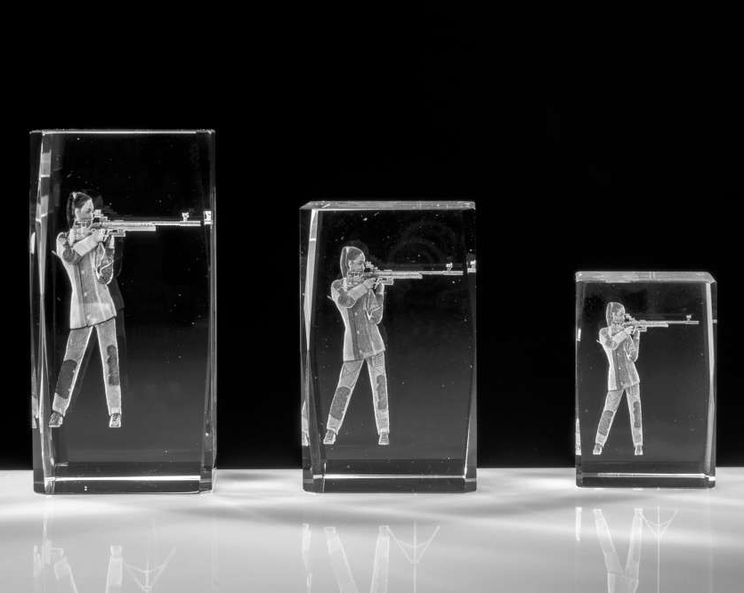 3d Glasblock Darts auf schwarzem Sockel