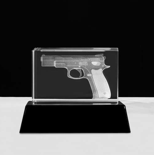 3d Glasblock Darts auf schwarzem Sockel