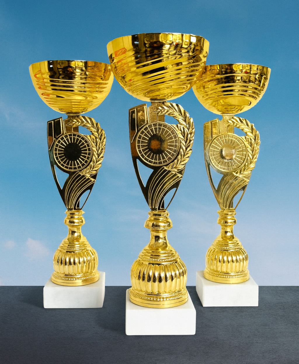 Metallpokal auf Marmorsockel