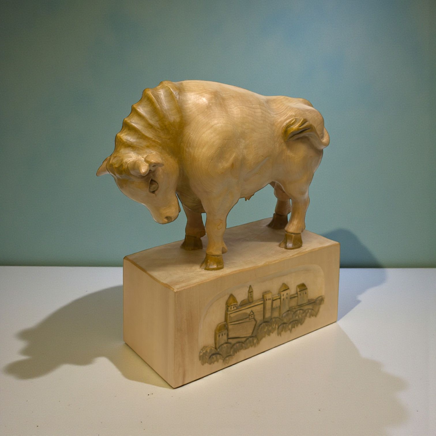 Der traditionsreiche „Salzburger Stier“ – ein Ehrenpreis mit Geschichte, Kraft und regionalem Stolz. handgefertigt aus Buchenholz mit der Festung hohensalzburg am sockel