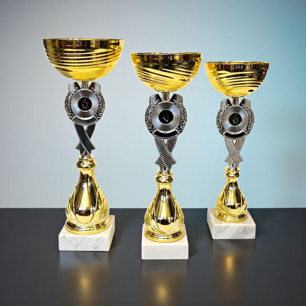 Metallpokal auf Marmorsockel