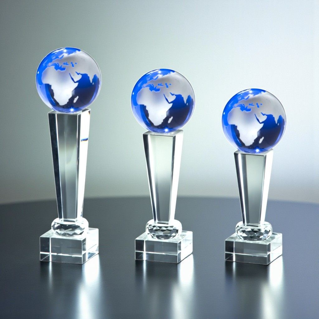 Glastrophäe mit Glasglobus