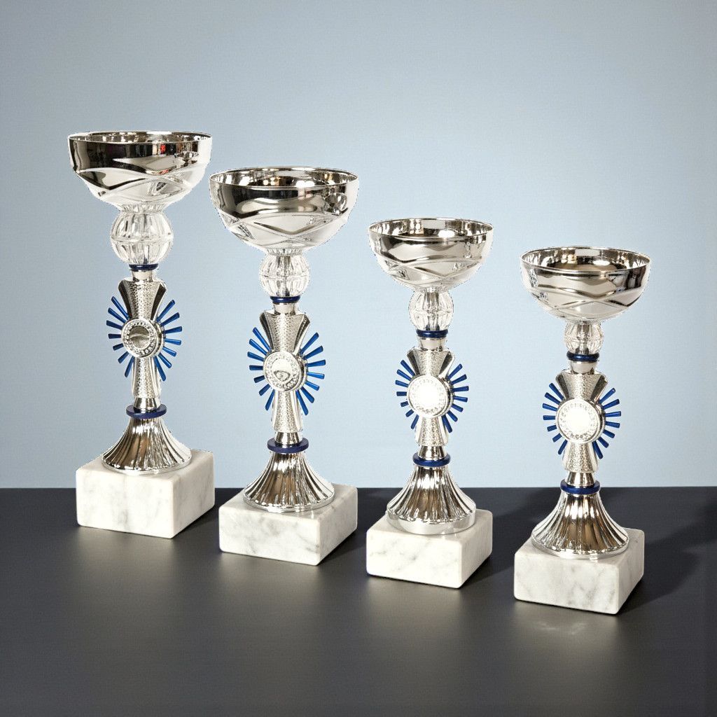 Metallpokal auf Marmorsockel