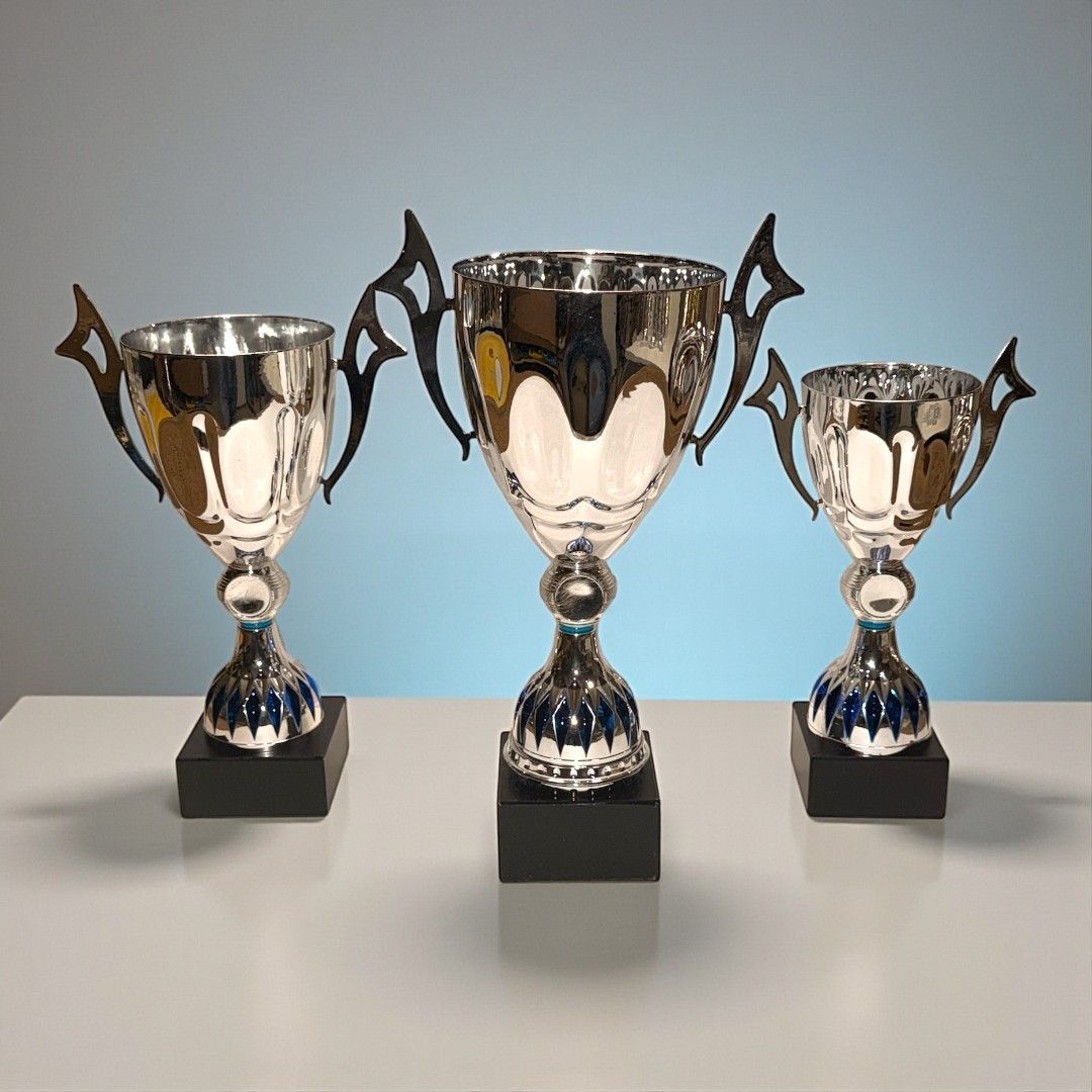 Silberne Pokale mit Henkeln und blauem Muster, 3er Serie, Sportpokal für Turniere