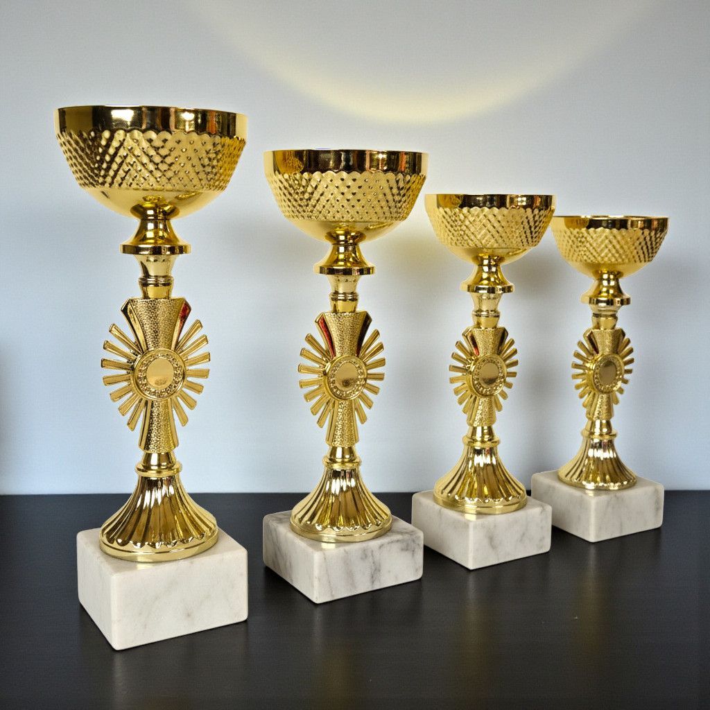 Metallpokal auf Marmorsockel