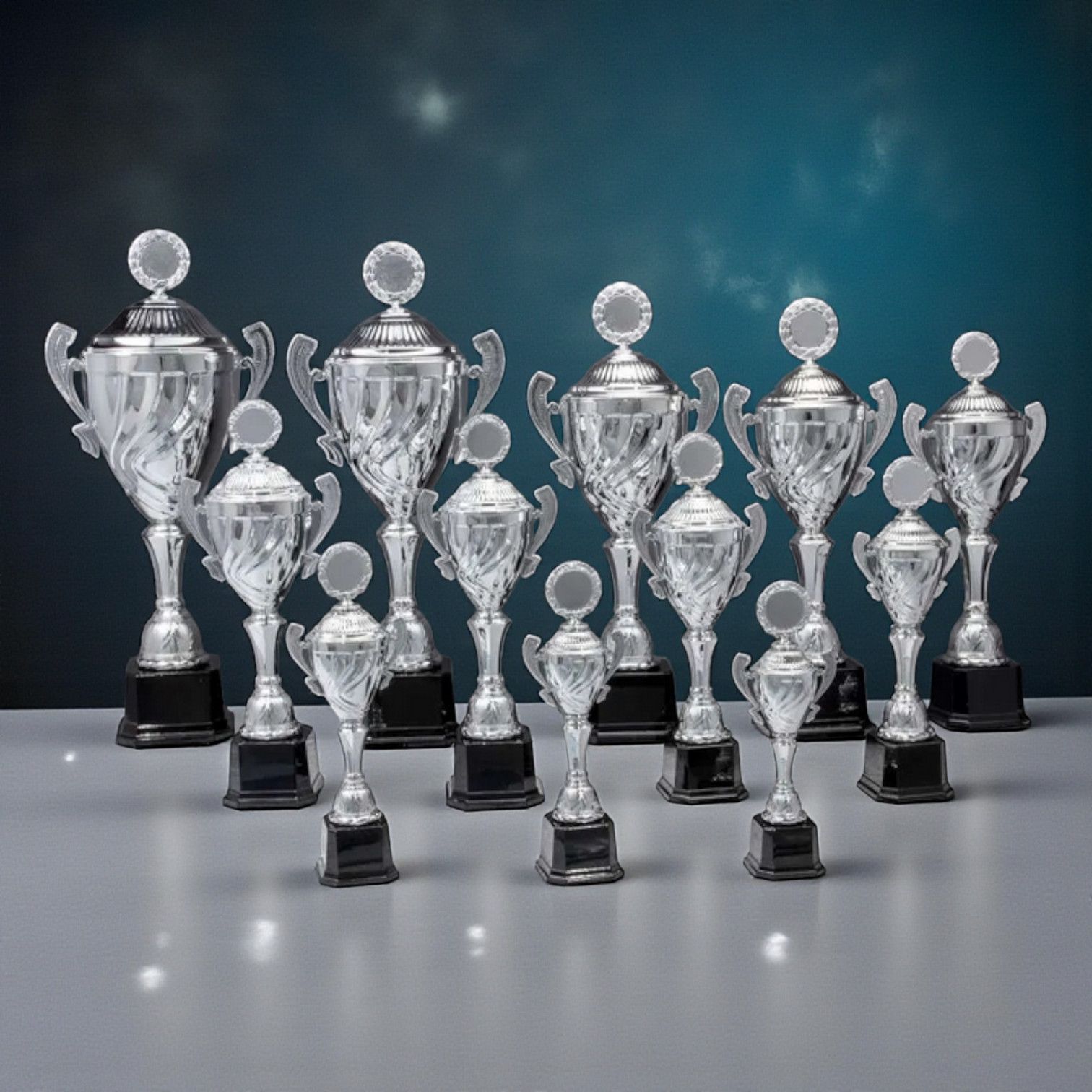 Pokal mit Henkel, Deckel & Träger