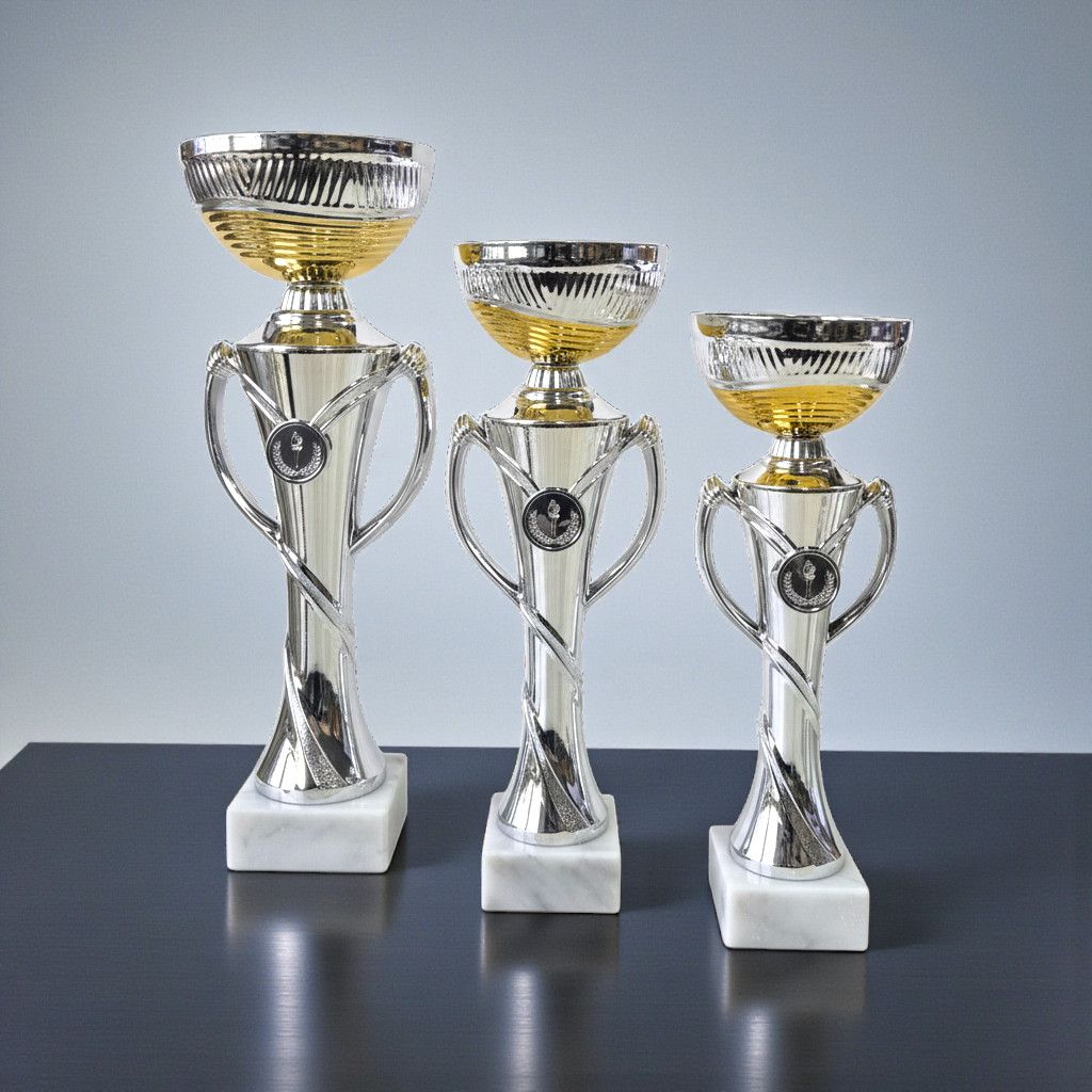 eleganter Silberfarbener Pokal, mit goldener siloutte auf weißen Marmorsockel