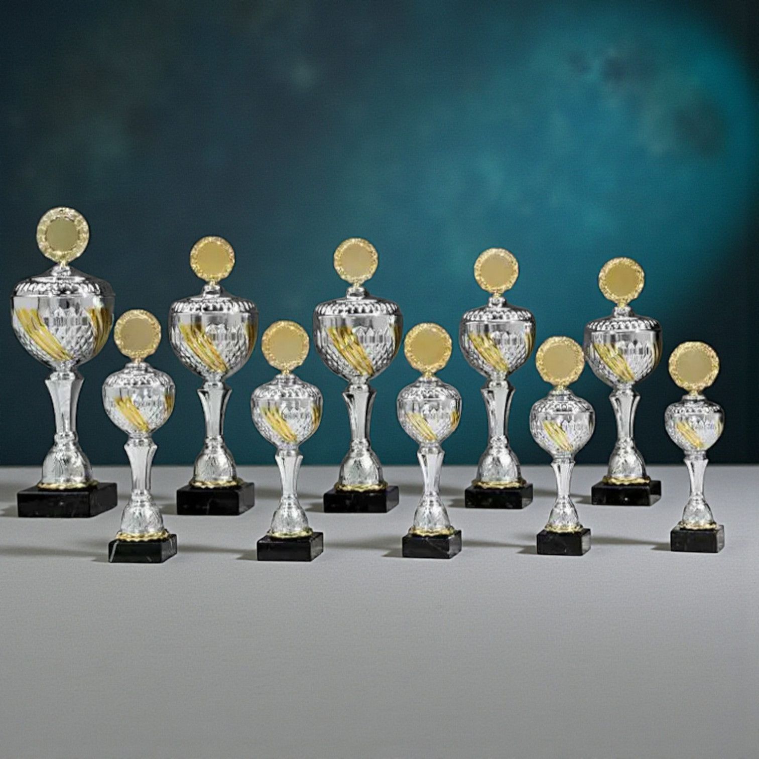 Pokal mit Deckel und Träger