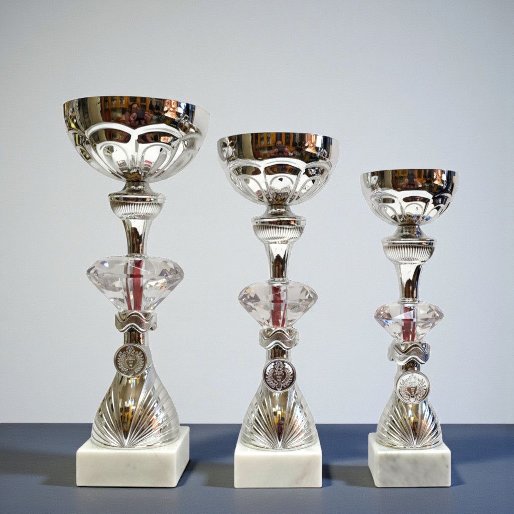 Pokal mit Glasdiamant