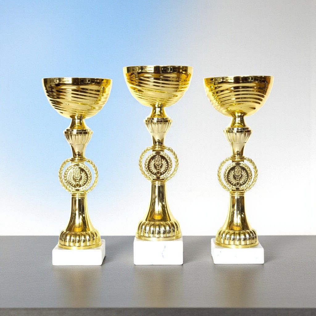 Goldener Pokal mit großen Träger für Emblem oder Logo in der Mitte, Siegerkranz, weißer Marmorsockel, Gravurschild nach Wunsch gestaltbar