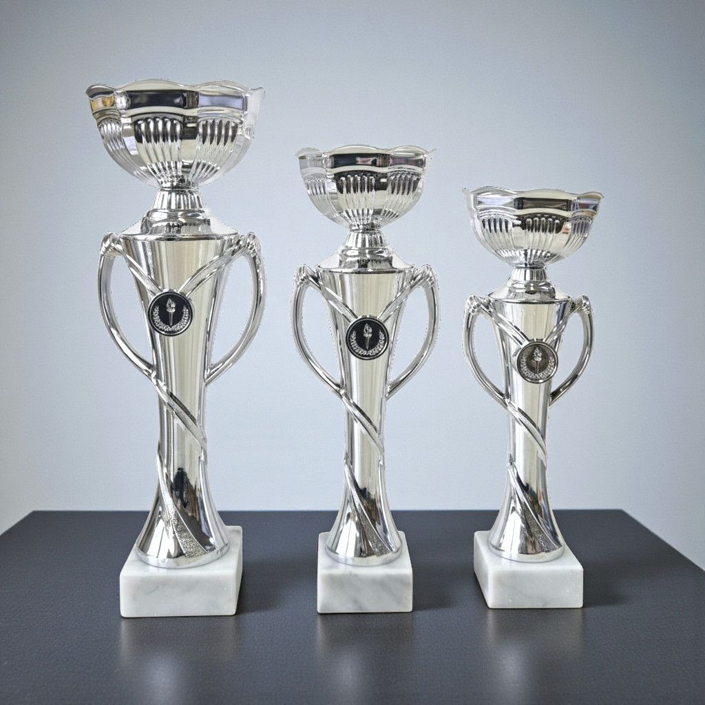 eleganter Silberfarbener Pokal, mit elegantem relief auf weißen Marmorsockel