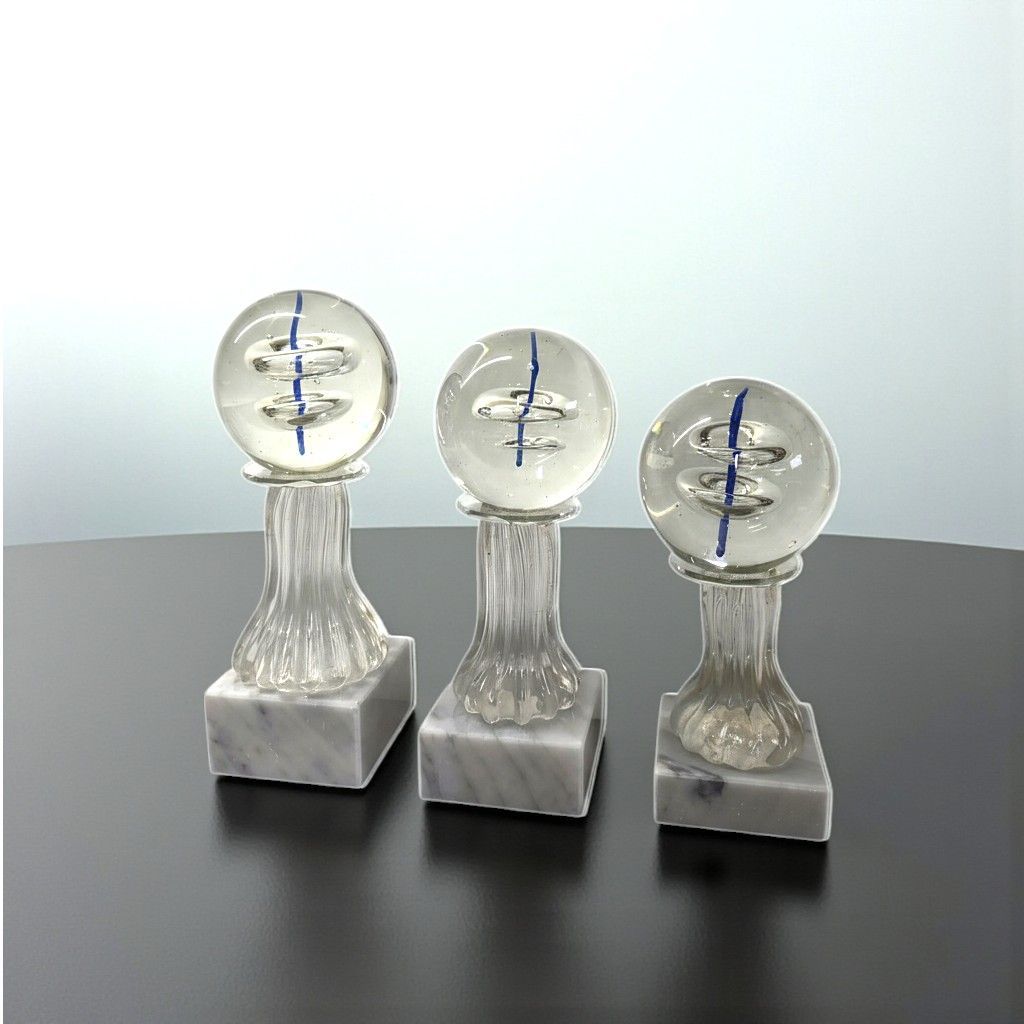 Glastrophäe auf Holzsockel