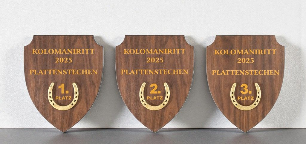 gravierte Holzwappen, beklebt mit einem Hufeisen, ehrenpreis für reitsport,