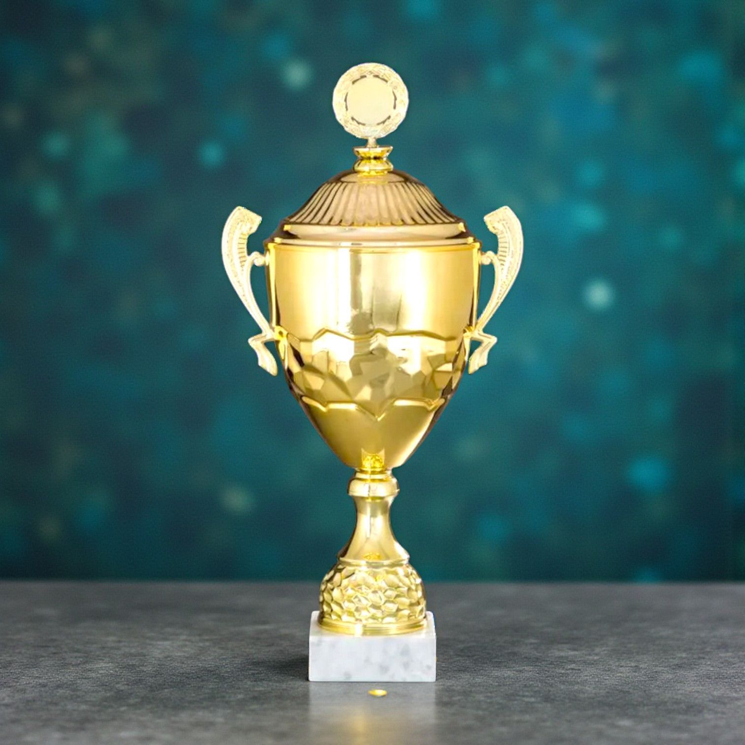 Großer Pokal mit Henkel, Deckel & Emblemträger