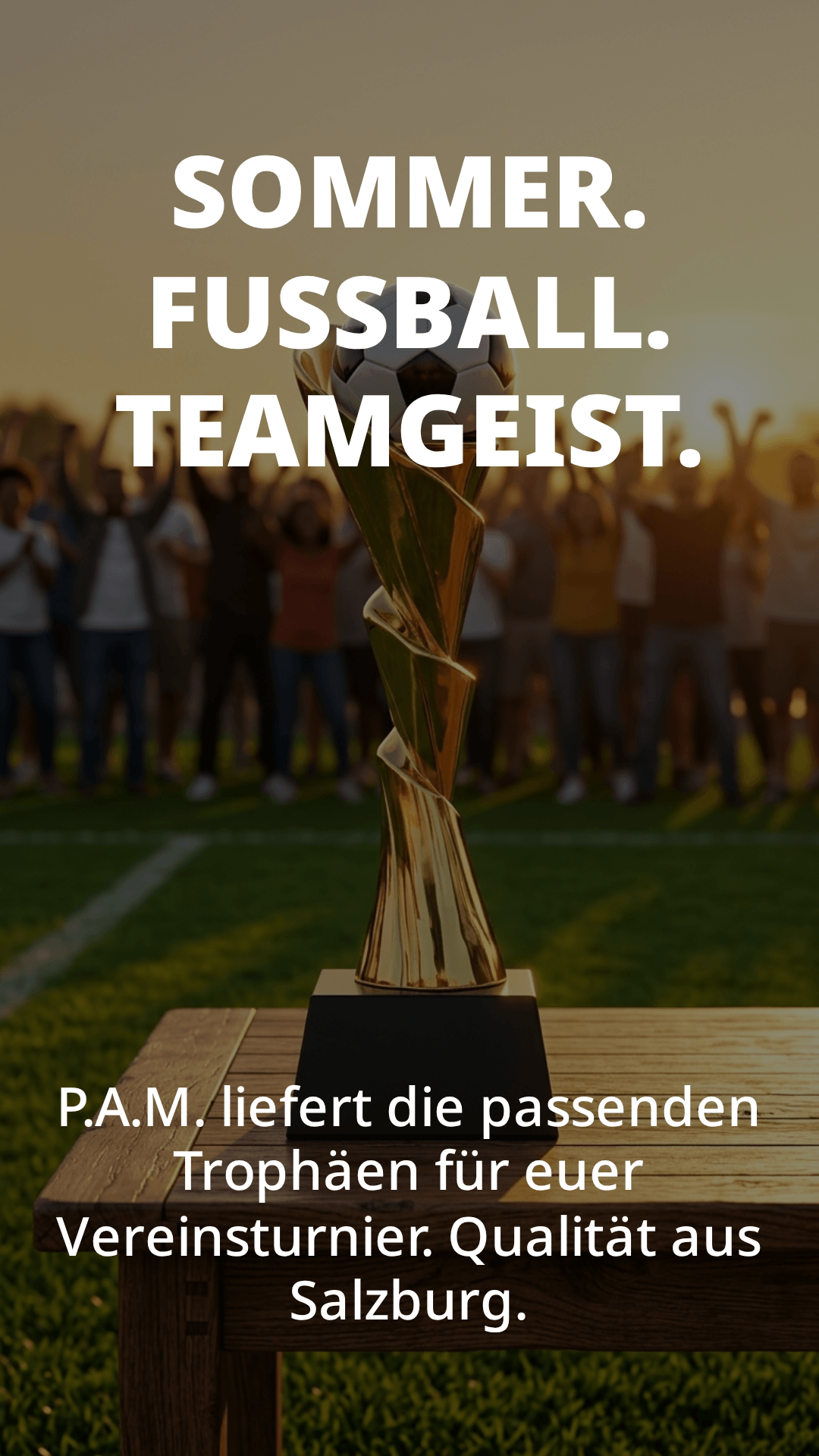 Goldene Fußballtrophäe für Sommerturniere auf einem Tisch vor jubelnder Mannschaft am Fußballplatz