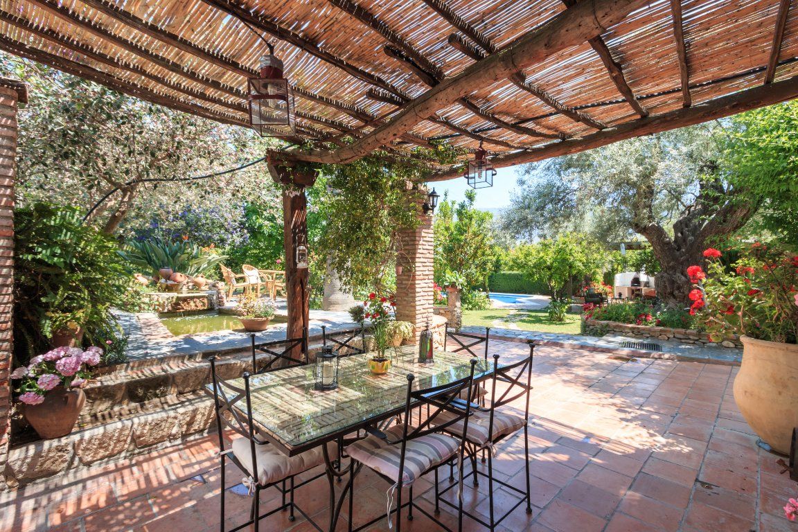Porche y terraza de la casa rural Cortijo La Viga Órgiva