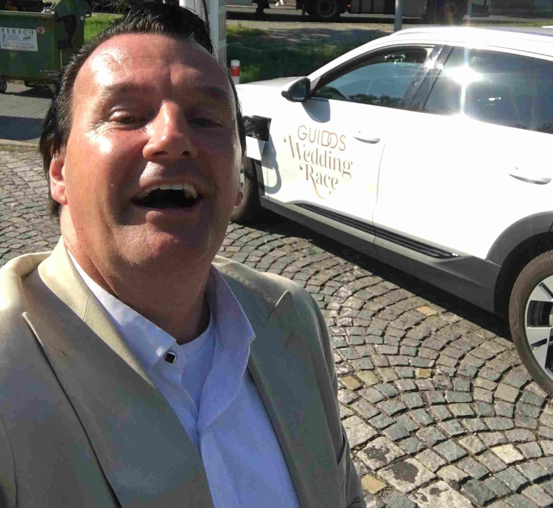 Keyboarder Karl bei Guidos Wedding Race - Super Party Stimmung im TV