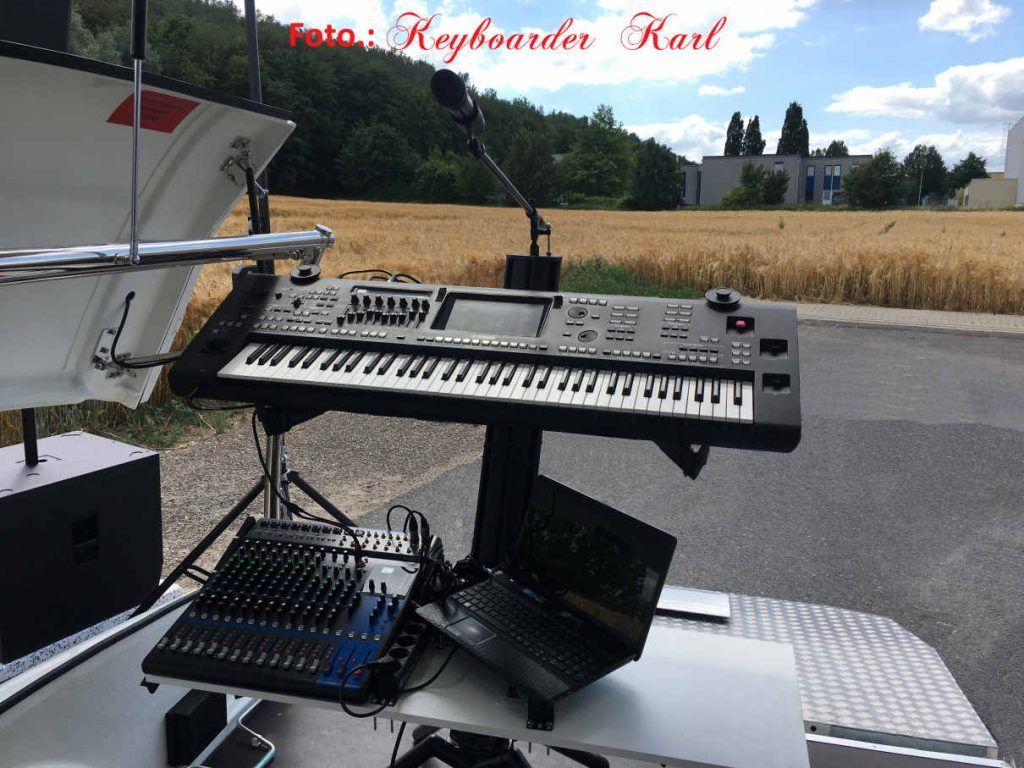 Keyboarder Karl Show Truck - Blick von innen nach außen