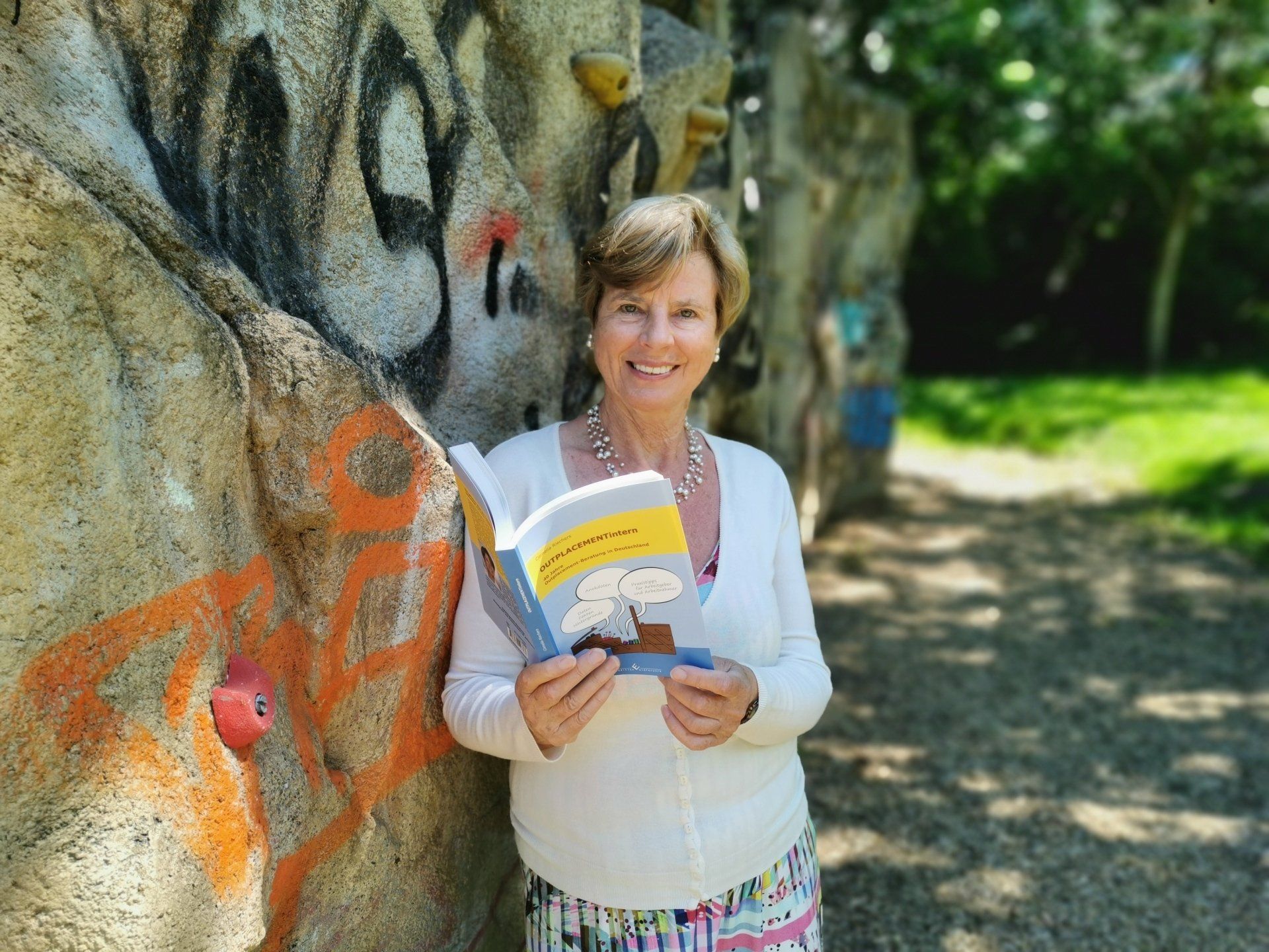 Dr. Cornelia Riechers mit ihrem Buch OUTPLACEMENTintern Dr. Cornelia Riechers mit ihrem Buch OUTPLACEMENTintern