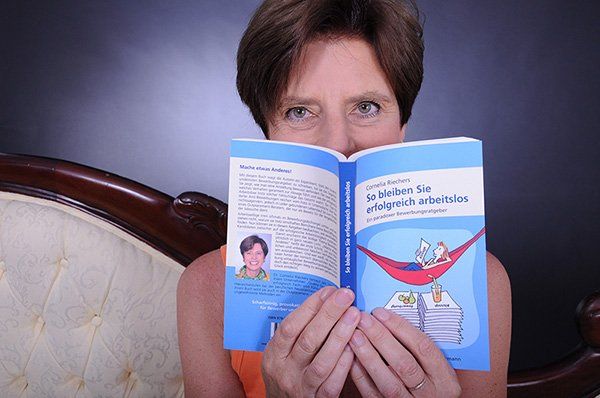 Karriereberaterin Dr. Cornelia Riechers mit ihrem Buch So bleiben Sie erfolgreich arbeitslos