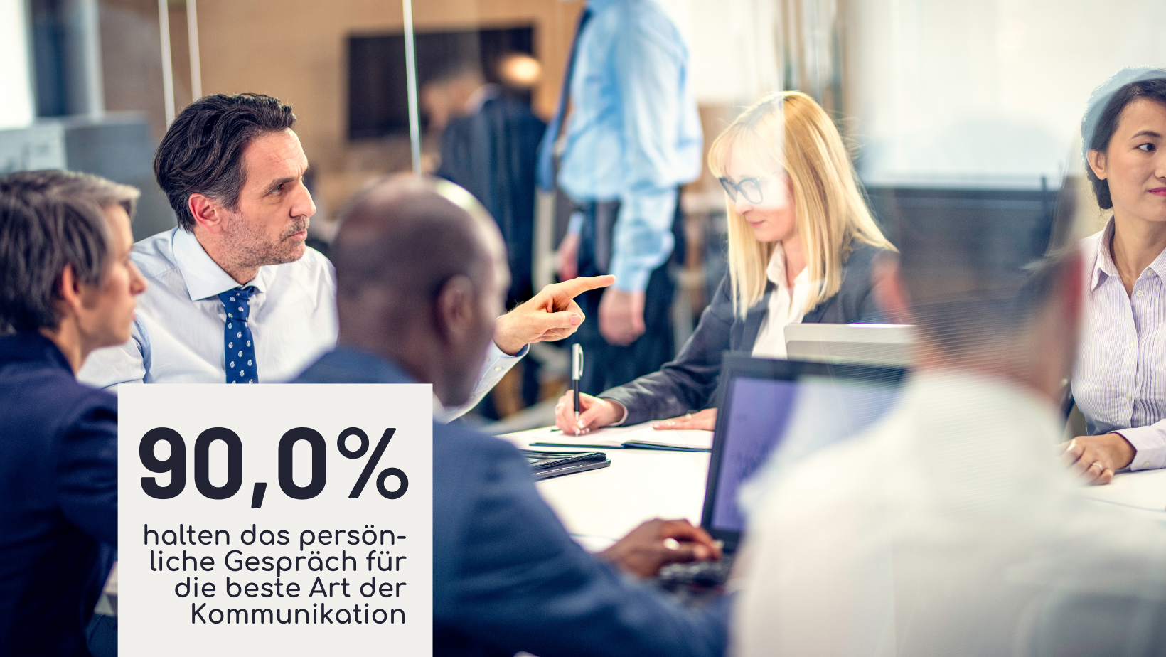 Moderner Konferenzraum mit persönlichem Austausch