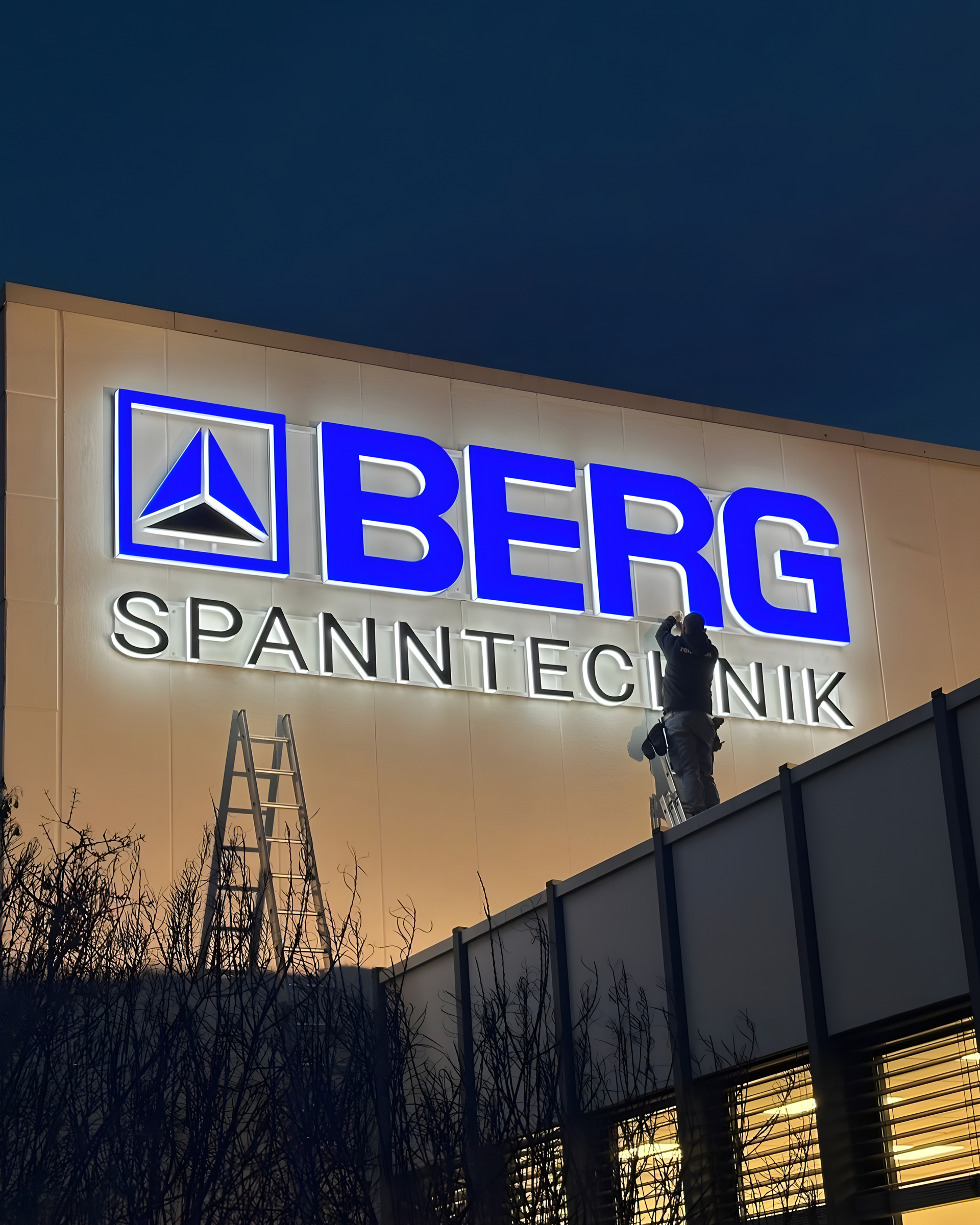 Seiten und Frontleuchter LED Buchstaben an Fassade bei Nacht