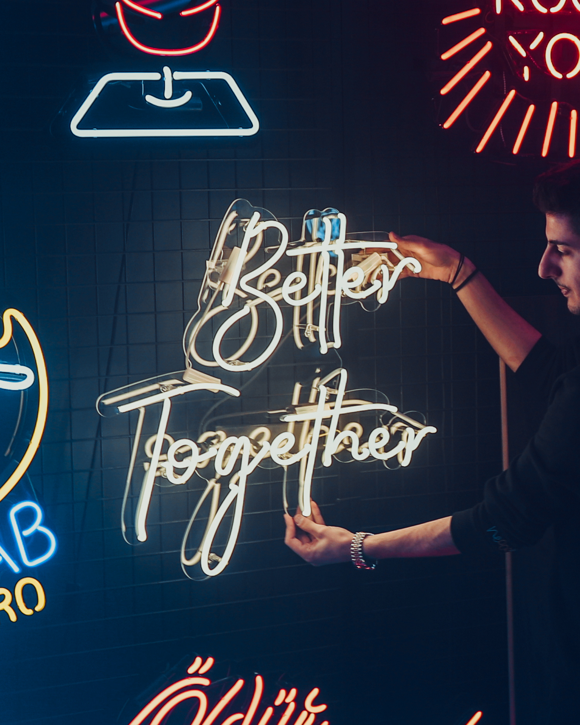 Neon-Schriftzug im Detail – Glas- oder LED-Neon