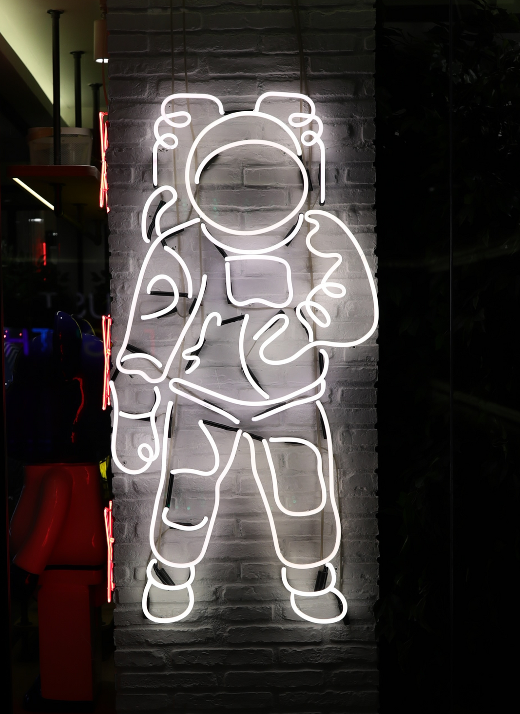 Astronaut echt Neon Figur Nachtansicht
