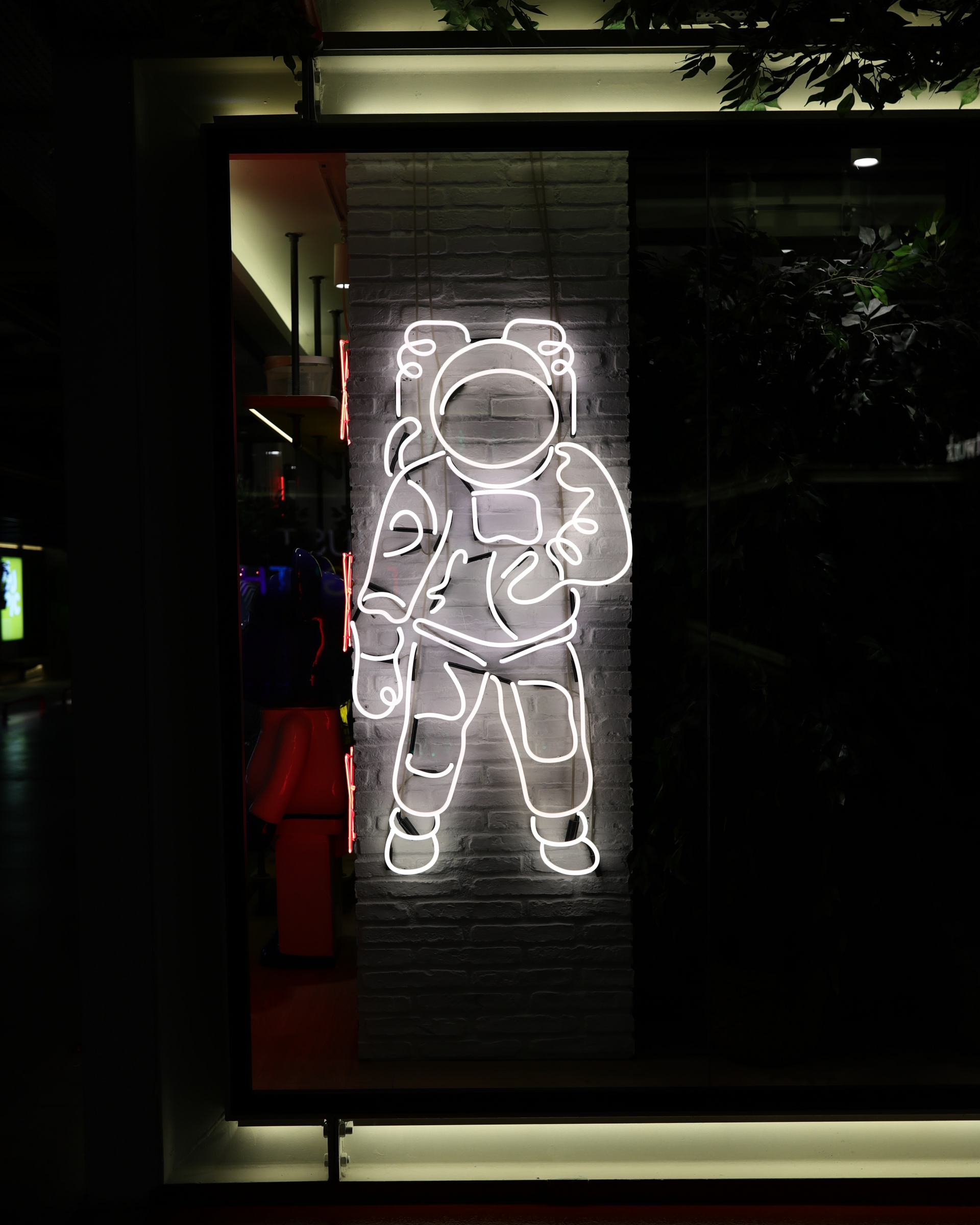 Astronaut echt Neon Figur Nachtansicht