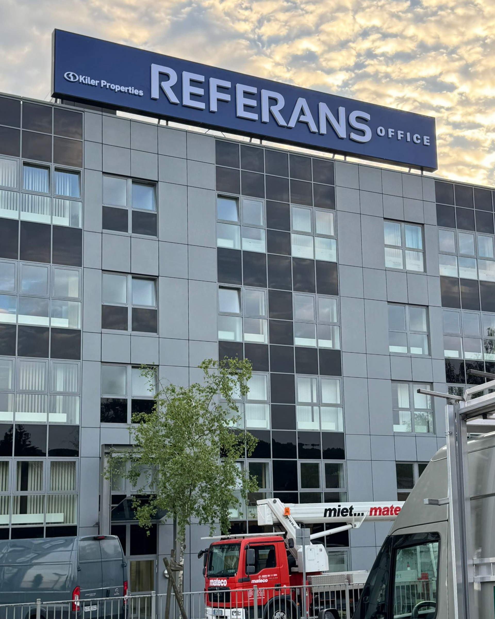 Fassaden-Werbeanlage bei Nacht – LED-Leuchtbuchstaben von Reklamba