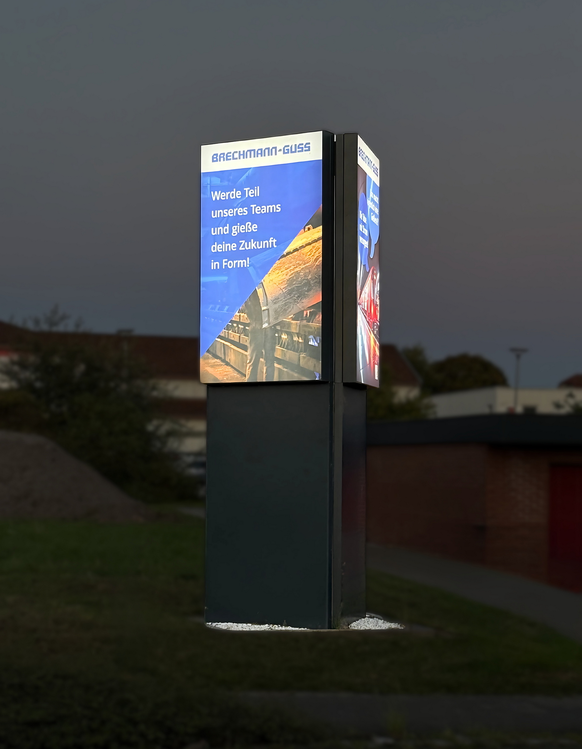 Beleuchteter Werbepylon mit austauschbaren Motiven