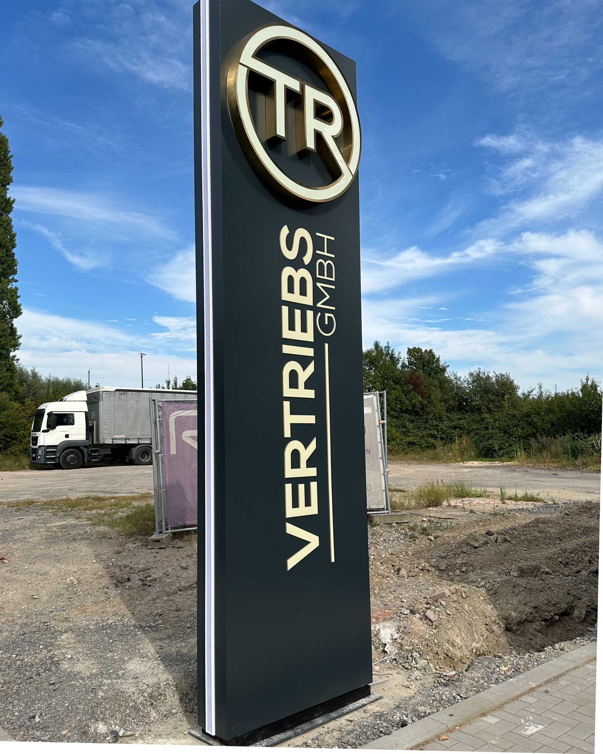 Beleuchteter Werbepylon mit Firmenlogo