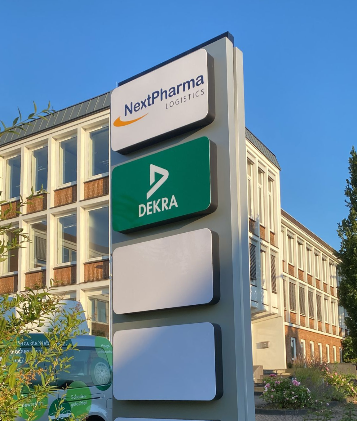 Großformatiger Pylon mit mehreren Unternehmenslogos