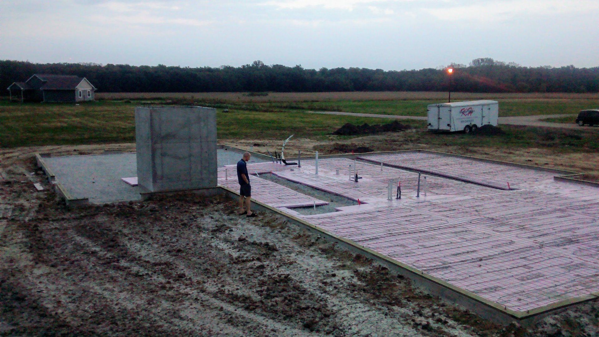 In-floor geo-thermal heating for polished concrete slab