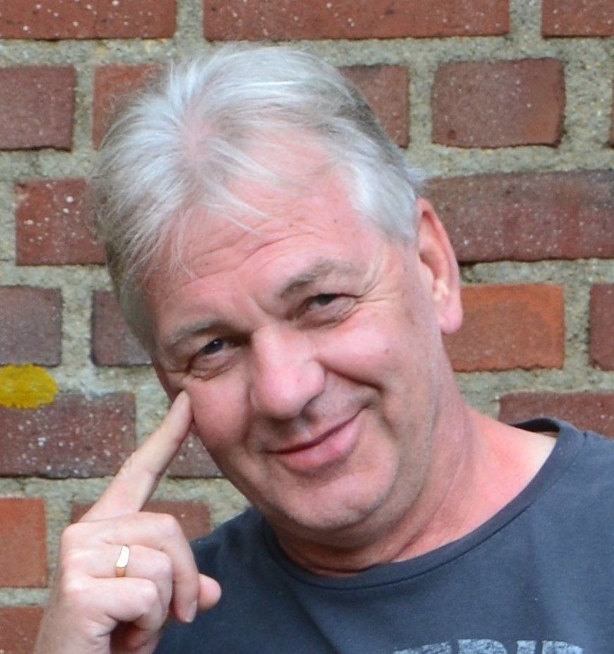 Mikel, ehemaliger 1. Vorsitzender der VGE Ein Porträtfoto des nun ehemaligen ersten Vorsitzenden der VGE, Mikel. Auf dem Foto lächelt er verschmitzt in die Kamera und macht eine