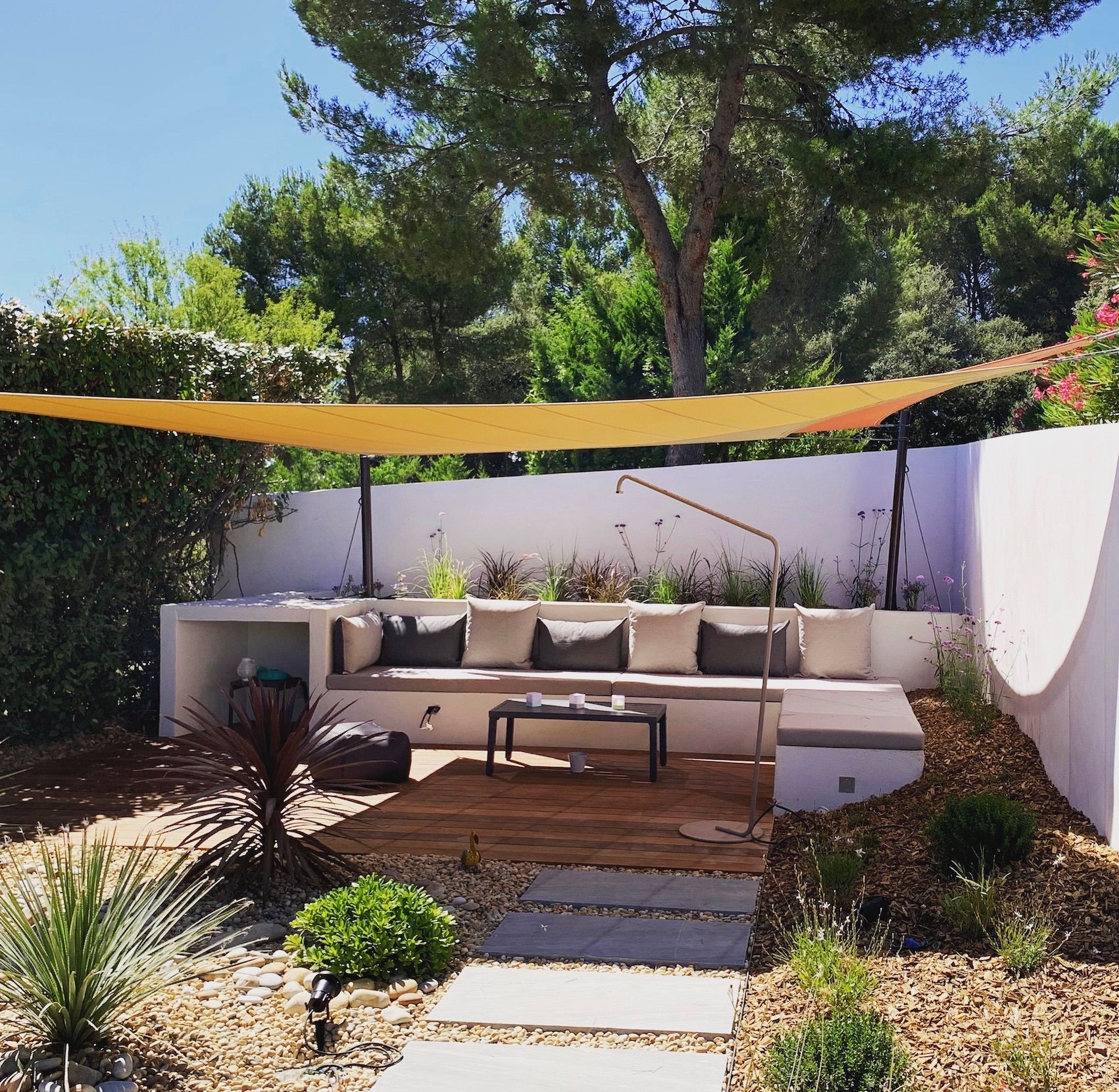 banquette pool house