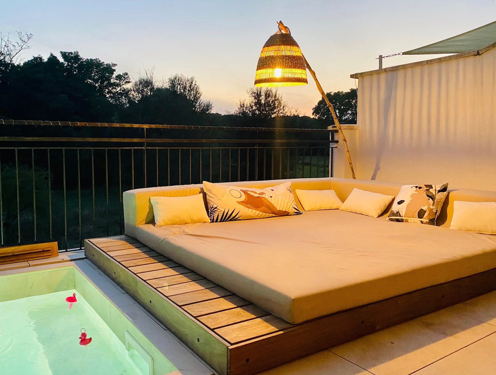 lit sunbrella daybed