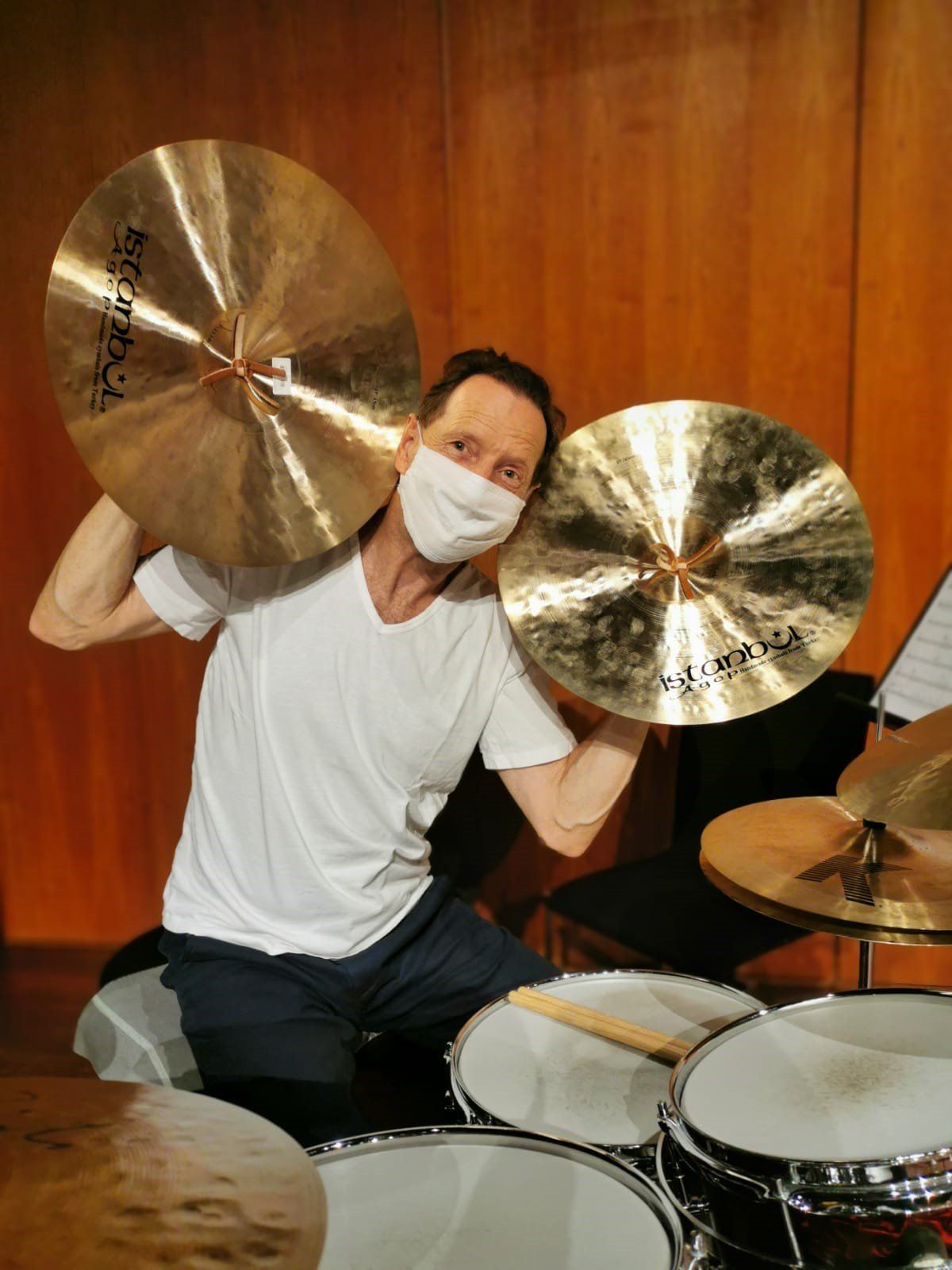 Der Lehrer Herbert Wachter hält sich die Becken wie