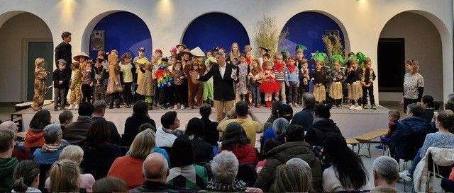 Gemeinsames Konzert aller Elementarklassen 2025 Kinder und Lehrkräfte der Städtischen Musikschule auf der Bühne im Lichthof des alten Klosters nach ihrem Auftritt im gemeinsamen Konzert aller Elementarklassen.