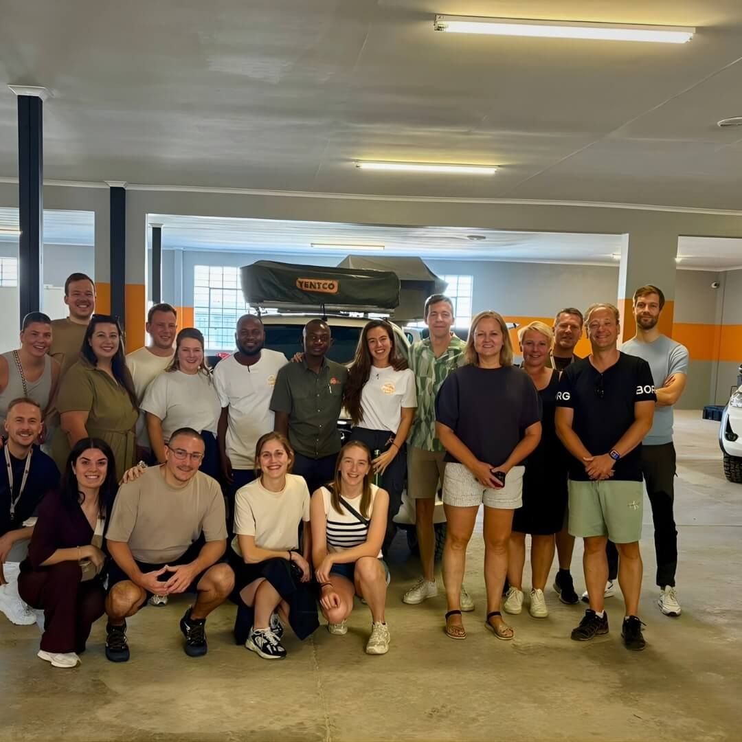 Grosse Reisegruppe im neuen Kundencenter